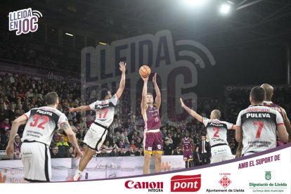 Edo Muric llança a cistella en una acció del partit contra el Granada.