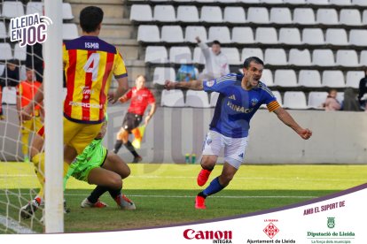 Una acció del partit del Lleida aquest diumenge.