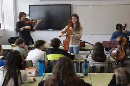 Uno de los talleres, que se ofrecen de música, canto y artes escénicas, impartido en los centros educativos participantes durante el curso