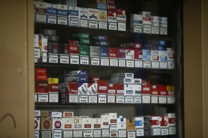 Sanidad quiere plantar cara a vapeadores desechables o con aromas y sabores y que tanto las cajetillas como el tabaco de liar se comercialicen con empaquetado uniforme.