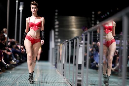 Imagen de archivo de una modelo con lencería roja en la París Fashion Week.