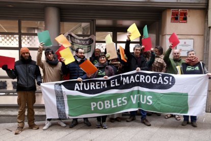 Representants d'entitats opositores a la central de biogàs projectada a la Sentiu de Sió mostren les al·legacions que han presentat als serveis territorials de Territori a Lleida.