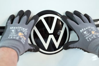 El logotip de Volkswagen en un vehicle.