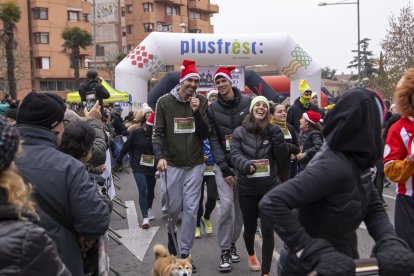 Oriola i Paulí, amb barrets nadalencs, a la Sant Silvestre de Lleida el passat dimarts a la tarda.