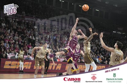 Una instantània del partit entre el Hiopos Lleida i el Bàsquet Girona