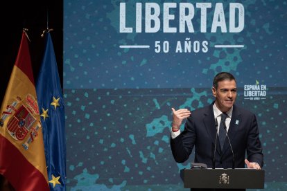 El presidente del Gobierno, Pedro Sánchez, interviene durante el acto 'España en Libertad', en el Auditorio del Museo Nacional Centro de Arte Reina Sofía,