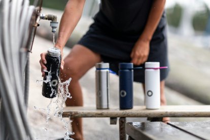 Beber agua es esencial para el buen funcionamiento del cuerpo humano.