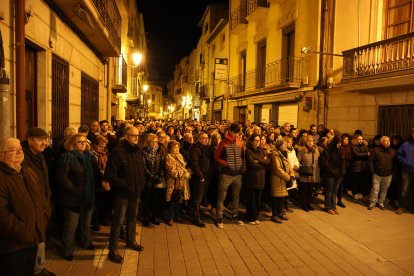 El minut de silenci es va celebrar a les set de la tarda davant l’ajuntament de les Borges Blanques. - AMADO FORROLLA