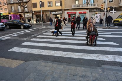 Un paso de peatones en Prat de la Riba donde la rampa está totalmente desplazada.