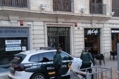 Agents de la Guàrdia Civil aquest matí a la plaça Sant Joan de Lleida.