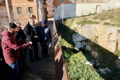 L'alcalde de Lleida, Fèlix Larrosa, durant una visita a la Cuirassa, l'antic barri jueu de Lleida.