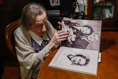 La supercentenaria Angelina Torres Vallbona, considerada con sus más de 111 años como la persona de más edad en España en vida, explica en una entrevista con EFE cuál es su secreto.