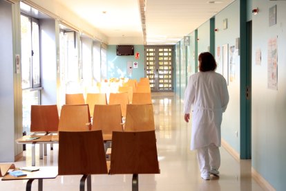 Una infermera en una sala d'espera d'un centre sanitari.