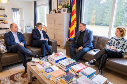 El presidente de Junts, Carles Puigdemont, y el presidente de ERC, Oriol Junqueras, junto a los secretarios generales de Junts, Jordi Turull, y de ERC, Elisenda Alamany, en una reunión en Waterloo (Bélgica).