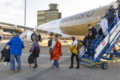 Esquiadors polonesos aterren a l'aeroport de Lleida-Alguaire.