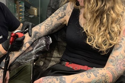 Un profesional realiza un tatuaje.