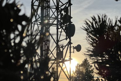 Una part de les antenes de la torre de telecomunicacions de Tuixent amb el sol a punt de pondre's