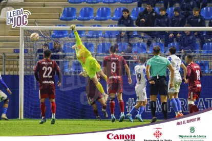 Una acció del partit del Lleida aquest dissabte.