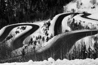 L’actual carretera de la Bonaigua, encara que igual de sinuosa, poc té a veure amb la que va inaugurar Alfons XIII fa una mica més d’un segle.