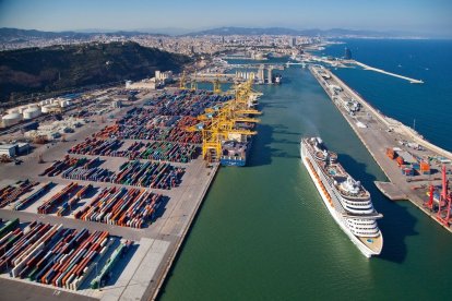 El port de Barcelona en una imatge d'arxiu