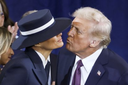 El presidente de Estados Unidos, Donald Trump intenta besar a su esposa Melanie Trump.