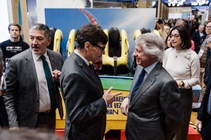 l conseller de Empresa y Trabajo de la Generalitat de Cataluña, Miquel Sàmper; el presidente de la Generalitat de Cataluña, Salvador Illa y el presidente del Consejo de Administración de PortAventura World, Arturo Mas-Sardà, posan durante la inauguración del estand de Catalunya en la 45ª edición de la Feria Internacional de Turismo (FITUR)