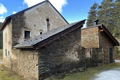 Part posterior de la Casa Forestal de Pallerols, a Montferrer i Castellbò.