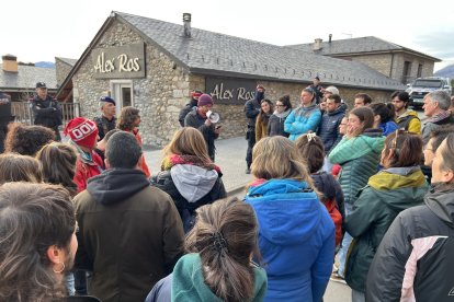 Moment de la lectura d'un manifest en el marc d'una concentració a Puigcerdà pel dret a l'habitatge convocada davant una immobiliària de la capital cerdana.