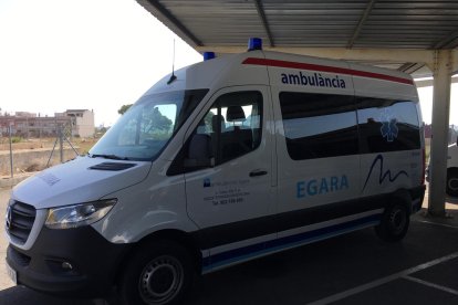 Ambulancias Egara a l’entrada de l’àrea d’Urgències de l’hospital Arnau de Vilanova.