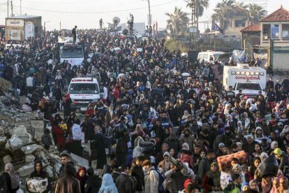 Palestinos desplazados internos caminan por la carretera Al Rashid en el centro de Gaza mientras regresan del sur al norte de la Franja de Gaza.