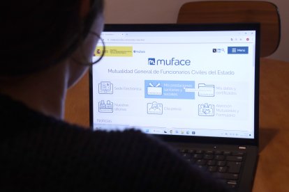 Una persona mirant la pàgina web de Muface.