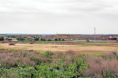 Els terrenys del port sec, a prop de la línia ferroviària Lleida-Manresa-Barcelona i de l’autovia A-2.