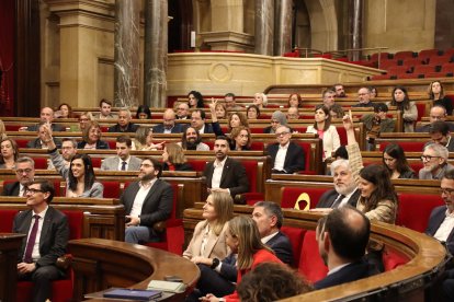 Les diputades Elena Díaz (PSC) i Mònica Sales (Junts) marquen el vot a favor al decret mentre la diputada Ester Capella (ERC) el marca en contra.