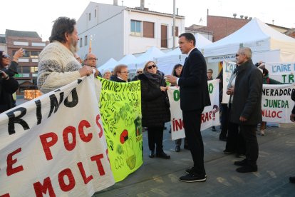 Membres de la plataforma Aturem la Incineradora parlant amb el conseller Ordeig el passat 17 de gener.