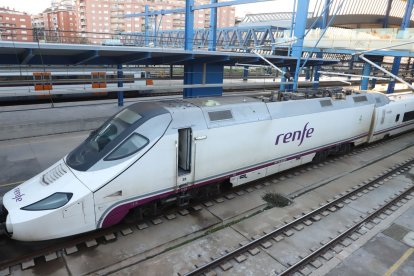 Imatge ahir del tren Alvia on va ocórrer la tragèdia i el sistema d’electrificació del qual va quedar danyat. - MAGDALENA ALTISENT