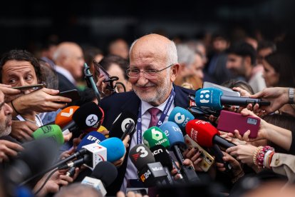 El president de Mercadona, Juan Roig, en una atenció als mitjans al CCIB abans que comenci l'acte en defensa del Corredor del Mediterrani