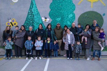 Bona part de les famílies que durant dos cursos han optat per inscriure en bloc els seus fills al col·legi Pràctiques I, aquesta setmana al pati del centre. - GERARD HOYAS