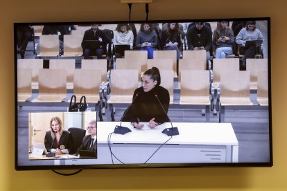 La futbolista Jenni Hermoso en una pantalla de la sala de prensa de la Audiencia Nacional