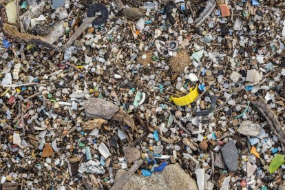 En la imagen de archivo, granzas mezcladas con microplásticos y otros residuos encontrados en una playa.