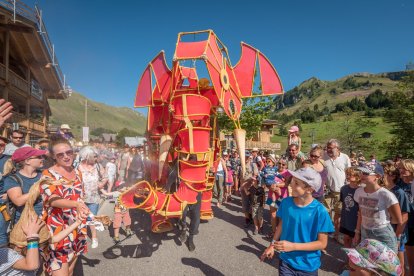 'Hathi', una producció del Centre de Titelles de Lleida, és un elefant a escala real, manipulat per tres titellaires que s'obre pas entre el públic.