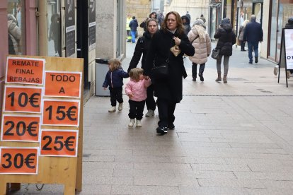 Alguns establiments de l’Eix i Zona Alta mantenen els cartells anunciant descomptes