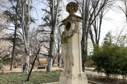 L'escultura en homenatge a l'Alcalde Fuster als Camps Elisis.