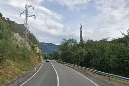 Un tram de l'N-230 al seu pas pel Pont de Suert.