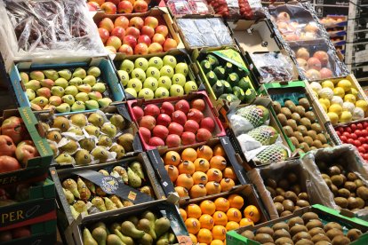 Caixes de fruites i verdures exposades a Mercabarna.