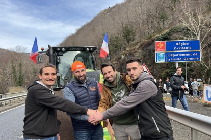 Representants del Gremi de la Pagesia amb el representant dels ramaders francesos que tallen l'N-230 a la frontera amb la Val d'Aran.