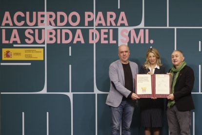 La vicepresidenta segunda del Gobierno, Yolanda Díaz, junto a los secretarios generales de CCOO, Unai Sordo (i), y de UGT, Pepe Álvarez (d), en la firma para la subida del SMI.