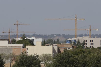 Imatge d'arxiu de grues de construcció a Lleida