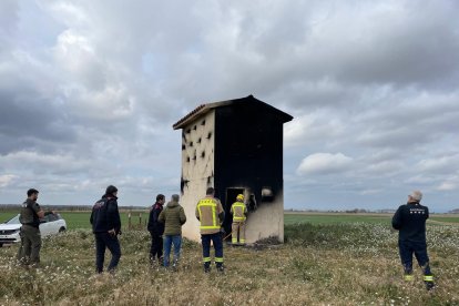 Bombers i agents rurals en una de les torres cremades.