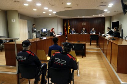 La sala de vistes de l'Audiència de Lleida durant el judici a un home acusat d'intentar matar-ne un altre en un pub de Tàrrega.