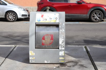 Contenedores subterráneos y de superficie en la plaza de Santa Maria Magdalena, en el barrio del Clot